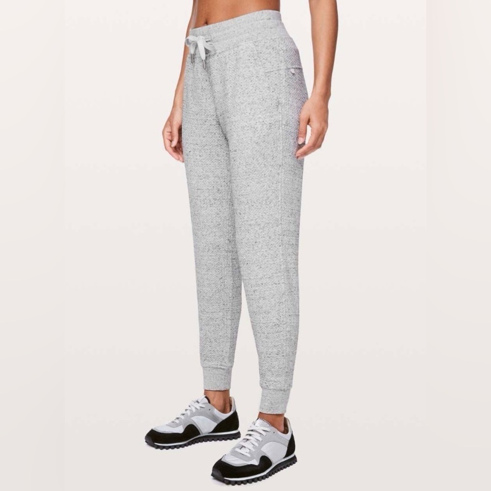 Lululemon Warm Down Jogger II 28"
Heathered Melody Light Grey